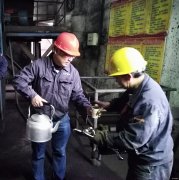 贵州盘江月亮田矿选煤厂党支部开展“送温暖、保安全”活动