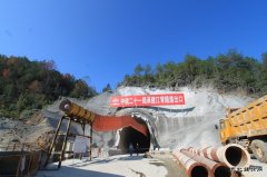 中铁二十一局：兴泉铁路江背隧道施工进展顺利