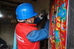 砀山供电公司党员服务队免费为五保老人更换用电设备