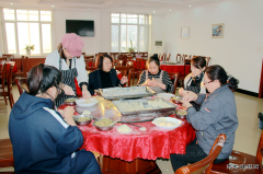 兴凯湖电业局：局职工食堂让员工吃上美味饺子