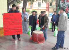 图片新闻：牛儿庄采矿公司工会为一线职工送奖品鼓干劲