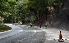 国道213线景洪市基诺山乡境内联动治理路面碎石泼洒成效明显