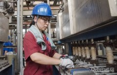 图片新闻：挥洒汗水在岗位的航锦科技员工