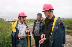 朱启振深入八五四农场台风受灾区指导抗灾保电工作