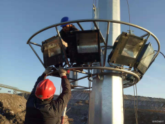 胶一在1#破碎站装塔灯保安全生产