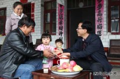 金佳矿工会开展国庆前慰问劳模活动