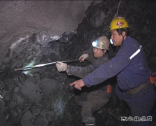 图片新闻：班组互查安全工程质量