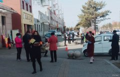 小峪煤业公司青年志愿者走上街头发放抗疫和招聘宣传单