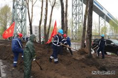 南露天煤矿开展“营造绿色家园  装扮美丽南矿”主题党日活动