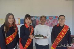 凉城供电分局：端午棕香浓 走进贫困户