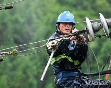 江西婺源：遭暴雨山体滑坡断电 电力工人冒雨深山抢修
