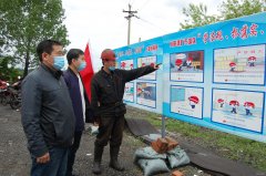 职工通过宣传排版观看安全教育漫画