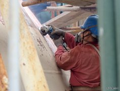 围挡内“鏖战正酣”——航锦科技丙烯球罐防腐蚀除锈现场小记