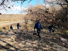 黑龙江牡丹江水电总厂：组织团青开展江岸义务清理垃圾志愿者活动