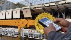 工人远程操作支柱挡板（摄影作品）