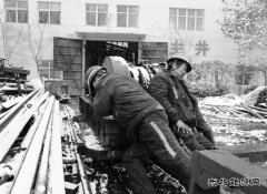 井口运送设备的职工（摄影作品）