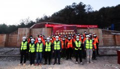 云南：丽香铁路正式启动无缝长钢轨铺设