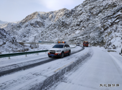 富蕴执法大队：积极应对强降雪天气 确保道路安全畅通