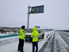 阿勒泰执法支队北屯执法大队有效应对“风吹雪”恶劣天气确保公路