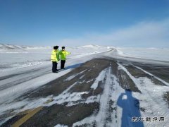 恰库尔图超限检测站联合公安交警 和高速养护部门扫雪除冰保畅通