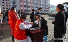 蒲白建庄矿业公司开展“学雷锋、树新风” 团青服务一条街活动