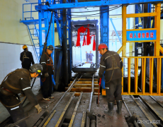 千秋煤矿提前完成副井双罐笼安装任务