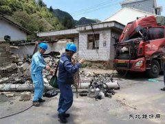 大车撞断电杆：会泽供电局及时组织人员抢修复电