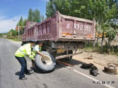 富蕴执法大队：我为群众办实事，热心帮助群众换轮胎