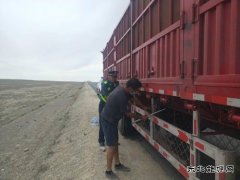 富蕴执法大队：车辆轮胎冒烟，路政人员紧急处置消隐患