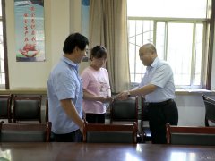 蒲白矿业公司副总经理苗永新慰问西固煤业困难职工子女