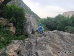 会泽供电局火红供电所员工步行3公里山路处理用户室内无电