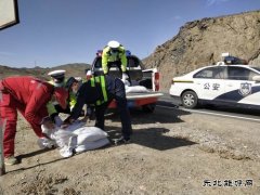 青河执法大队多方联动备足防滑沙 提前做好冬季道路防滑准备工作