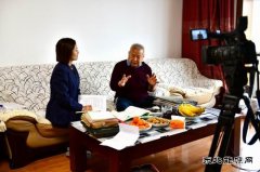 牡丹江水电总厂派出采访组到鲍元义、俞柏铭两位老人家中采访