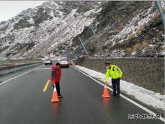 阿勒泰执法支队富蕴执法大队联合多部门开展公路保畅通工作