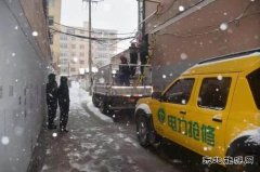 奔跑在风雪中电力人