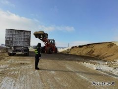 阿勒泰执法支队哈巴河执法大队：严寒中指挥交通，保障行车安全