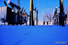 电网头条：踏雪特巡 确保设备安全度冬