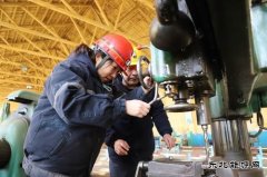 河南英皇体育义煤公司千秋煤矿：机修车间拜师学艺
