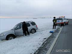 富蕴执法大队：车辆滑下路基 执法人员及时救援显真情