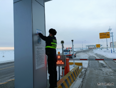 富蕴执法大队：张贴便民服务卡，打通便民服务最后一公里
