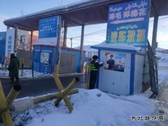 北屯执法大队张贴服务便民联系卡 做群众身边的“贴心人”