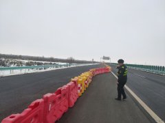 阿勒泰执法支队北屯执法大队及时消除涉路隐患