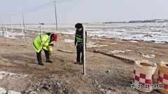 福海执法大队及时修复破损隔离栅保障公路安全畅通