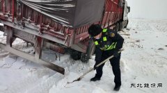 恰库尔图超限检测站：车辆被困雪中 执法人员全力救援