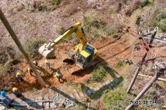 江西婺源：大雪压断线路 电力工人忙抢修