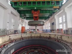 黑龙江牡丹江水电总厂：莲花厂4号机组A极检修转子顺利吊出