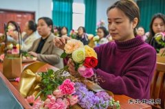 婺源供电：插花品香庆“三八”
