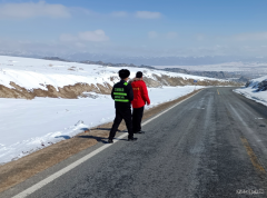 布尔津执法大队联合辖区养护部门开展国省干线公路专项行动