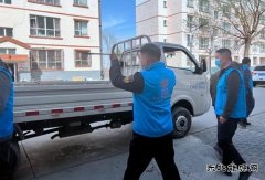 福海执法大队助力居民小区清理杂物，营造安全舒适生活环境