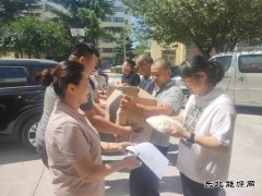 蒲白中心社区：酷暑送清凉 情暖职工心